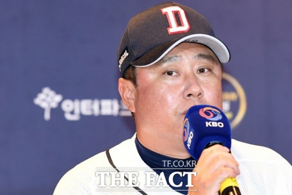 2018 신한은행 마이카 KBO 리그 한국시리즈 미디어데이에 참석한 두산베어스 김태형 감독이 취재진의 질문에 답변하고 있다(사진: 더 팩트 남윤호 기자, 더 팩트 제공).