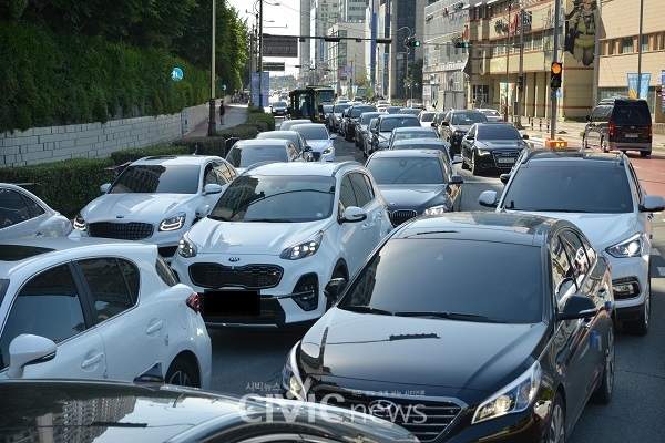 5월 22일 오전 해운대해변로의 모습. 해운대 일원은 지금도 심각한 교통난에 시달리는 교통혼잡지역이다. 이곳에, 지속가능한 교통계획 없이, 엄청난 교통수요를 유발하는 유희시설을 설치한다? 결국, 이 사업에 따른 교통대책은 ‘없다’는 결론이다(사진: 객원편집위원 문진우).