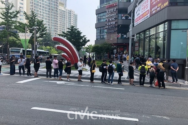 출시 다음날인 20일, KFC 경성대부경대점 앞은 매장 오픈 전임에도 불구하고 많은 사람들이 줄을 서서 기다리는 모습이다(사진: 취재기자 송순민).