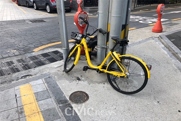 골목에 전봇대에 기대어 있는 오포 자전거의 모습(사진: 취재기자 이성혁).