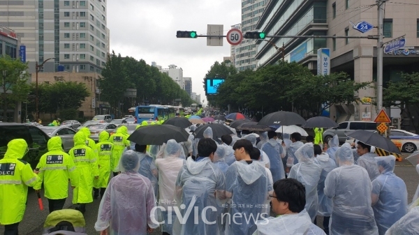 10일 오전에 모인 노조는 시청 앞에서 기자회견을 한 뒤 내리는 비를 맞으며 부산교통공사 본사까지 행진을 했다(사진: 부산지하철노조원 제공).