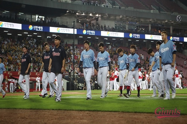 지난 17일 광주 챔피언스필드에서 기아 원정경기에서 1-3으로 패배후 덕아웃으로 퇴장하는 롯데 선수들의 모습(사진: 롯데 자이언츠 공식 홈페이지).