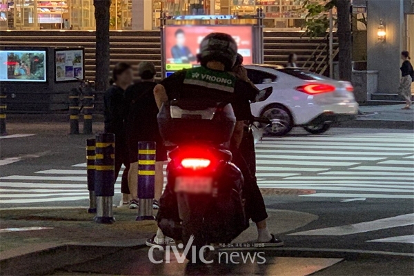 배달대행업체 ‘부릉(VROONG)’ 라이더가 배달을 하고 있는 모습이다(사진: 취재기자 이지은).