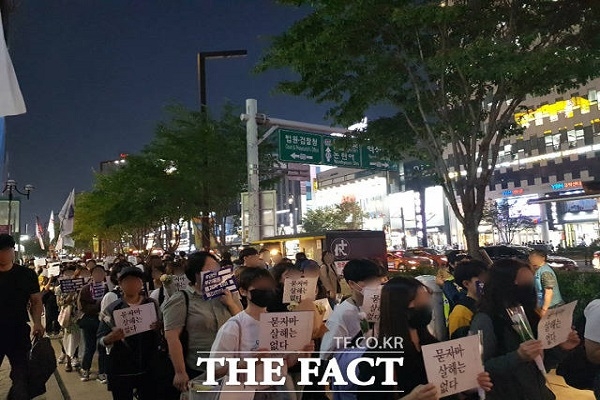 강남역 여성살해사건 3주기 추모제 참가자들이 행사장 맞은 편 강남역 10번 출구까지 침묵 행진을 하고 있다(사진: 더 팩트 제공).