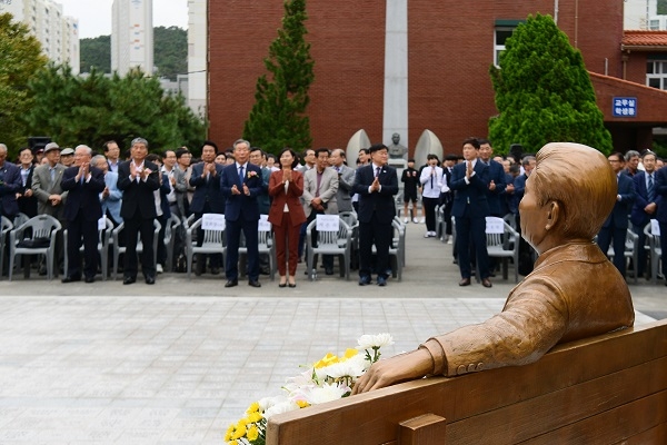 지난 7일 열린 故 노무현 전 대통령 동상 제막식에 참여한 사람들의 모습(사진: 국제신문 제공).