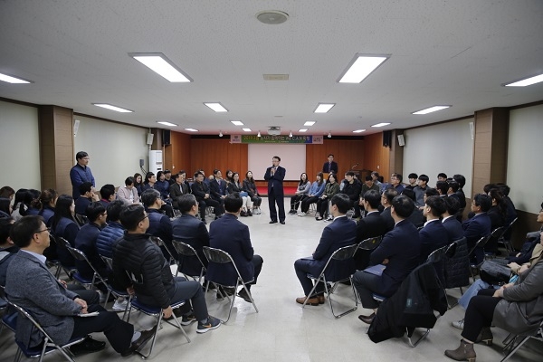 배 이사장은 혁신과 함께 소통도 중시한다. 기존의 정례조례 대신 ‘모두 같이(We) 소통하고(Communicate) 공감해요(Agree) 지금(Now)’이라는 뜻의 ‘We C.A.N’ 미팅을 갖고, 직원들과 허심탄회한 소통을 꾀하고 있다(사진: 부산환경공단 제공).