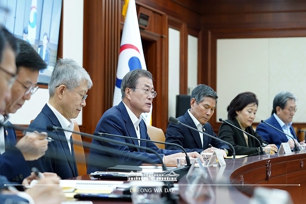 17일 서울 세종로 정부울청사에서 경제장관회의를 주재하는 문재인 대통령의 모습(사진: 청와대 제공).