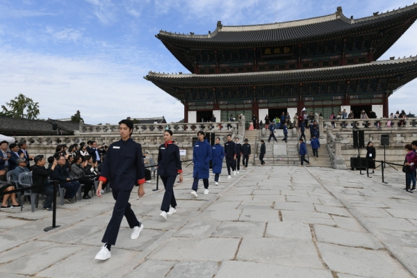 지난 18일 문화재청 궁능유저본부가 공개한 직원들의 새 근무복 디자인이 인민복은 연상시킨다는 논란에 휩싸였다.(사진:문화재청 제공)