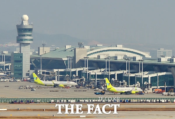 미국 보잉 항공기 737NG 계열 기종에서 동체 균열이 발견됐다. 국토교통부는 이 기종에 해당하는 150대의 항공기를 점검하기로 했다.(사진:더팩트 제공)