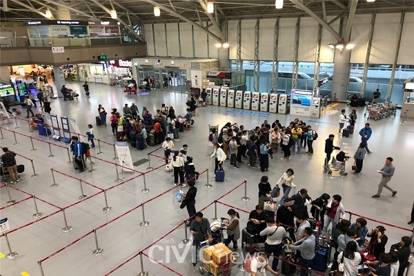 3층에서 본 김해국제공항 국제선 대합실 모습(사진: 취재기자 김하은).