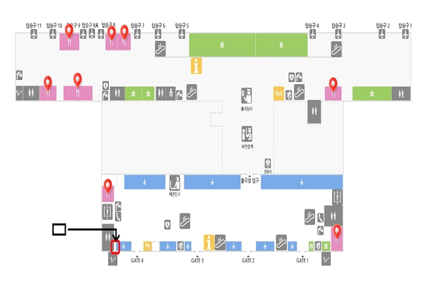 김해국제공항 국제선 2층에 있는 의자 자리. 화살표가 의자 자리를 가리키고 있다         (사진: 한국공항공사 홈페이지 캡쳐).