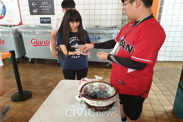 이승헌 씨가 경기 전 야구장에서 하는 이벤트를 도와주고 있다(사진: 이승헌 씨 제공).