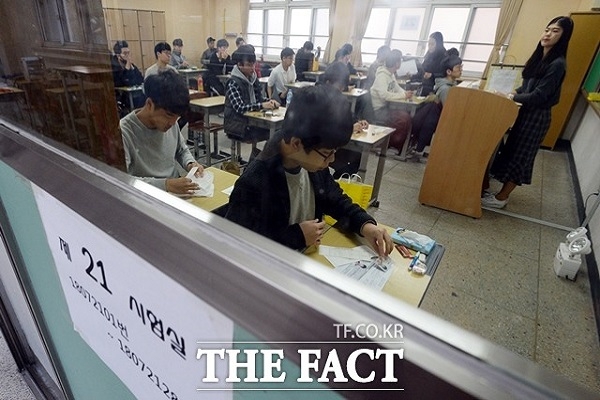 대학수학능력시험을 치루는 수험생들의 모습(사진: 더 팩트 제공).