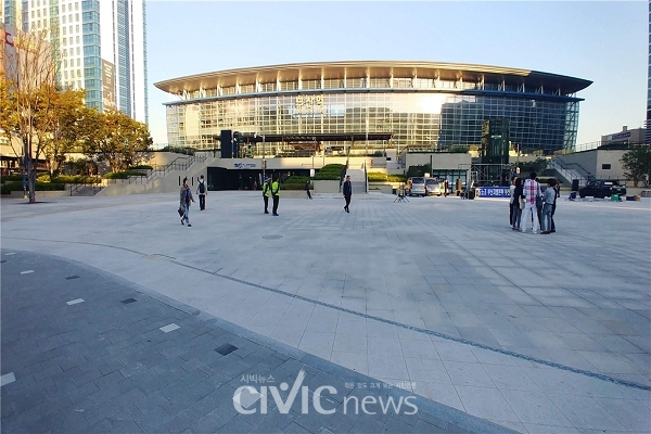 버스에서 내리면 바로 보이는 부산역 광장 전경. 넓은 광장은 그대로 그 넓음을 유지하고 있으면서 역사 바로 앞에 새로 조성된 유라시아 플랫폼이 보인다(사진: 취재기자 안시현).