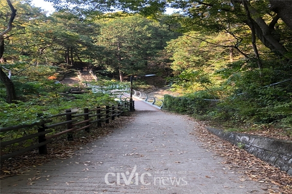 범어사 등산로를 걷다보면 수정집이 보인다(사진: 취재기자 고여진).