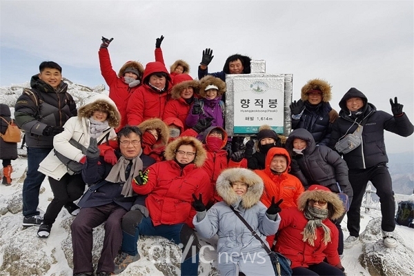 전북 무주의 덕유산 향적봉으로 야유회를 간 배드민턴협회(사진: 이상종 회장 제공).