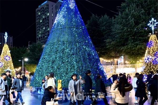 서면에서 처음 열리는 트리축제에 많은 사람들이 분위기를 즐기고 있다(사진: 취재기자 최유진).