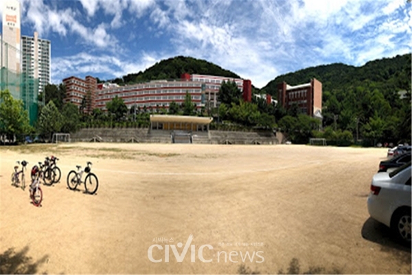 김정욱 선생님이 처음 삼성여고에 와서 시작한 체육활동은 자전거타기다. 수업을 위해 자전거들이 삼성여고 운동장에 놓여있다(사진: 김정욱 제공).