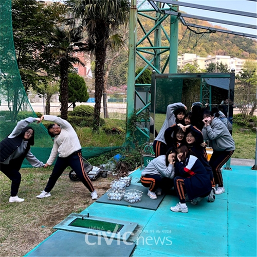 삼성여고 학생들이 체육수업을 마친 뒤 즐거운 표정으로 사진을 찍고 있는 모습(사진: 김정욱 제공).