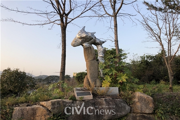 조각가 강이수 씨 作 '원시·기호·현대'다. 마을 회관 가는 길을 따라 걷다보면 좌측에 보인다. 큰 바위 위에 물고기를 얹은 것이 인상적이다(사진: 취재기자 김해림).