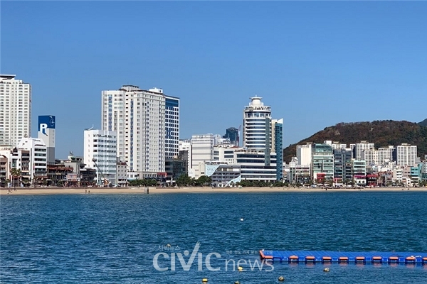 겨울 추위의 영향인지, 사람이 별로 없고 한적한 11월의 광안리 바닷가(사진: 취재기자 박상현).