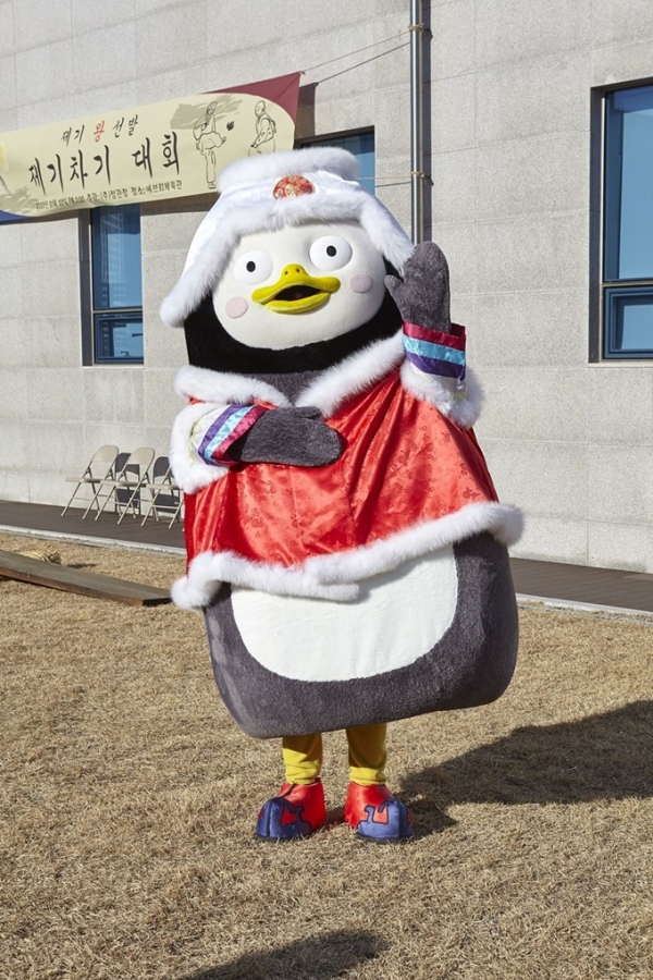 펭수가 광고촬영 현장에서 포즈를 취하고 있다.(사진: KGC인삼공사 제공)