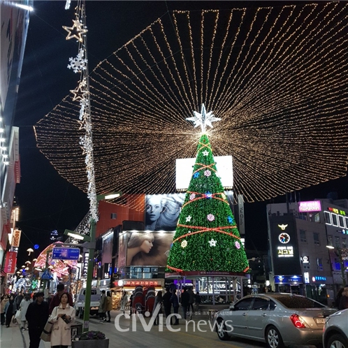 부산의 대표적인 크리스마스 축제인 부산 남포동의 크리스마스트리축제의 트리는 올해도 환하게 빛나고 있다(사진: 취재기자 유종화).