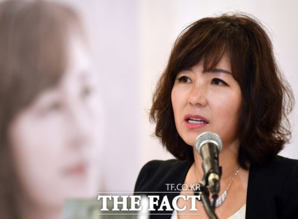 '서울 동작구 흑석동 부동산 투기 의혹'으로 지난 3월 청와대 대변인직에서 물러난 김의겸 전 청와대 대변인이 지난 19일 내년 총선에 출마를 선언, 공지영 작가는 김 전 대변인을 향해 "기레기 더미 속에서 보석처럼 빛났던 사람"이라며 그에 대한 지지를 밝혔다(사진: 더 팩트 이새롬 기자, 더 팩트 제공).