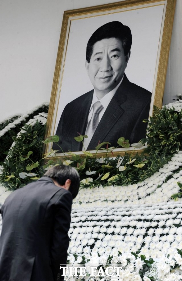 진중권 전 동양대 교수가 민주당 사람들과 지지자들, 툭하면 노무현 전 대통령 팔아먹는다”면서 “정작 노무현 정권이 어려웠을 때에는 노 전 대통령에게 손가락질 했던 것으로 기억한다”며 더불어민주당을 향한 날선 비판을 이어가고 있다(사진: 더 팩트 제공).