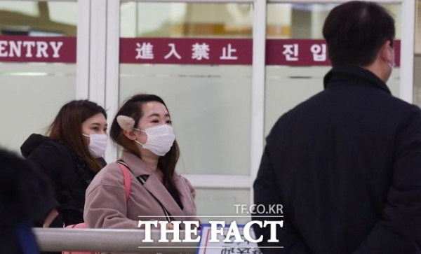 신종 코로나바이러스 감염증의 확산이 지속되는 가운데 8일 오후 김포국제공항으로 입국한 외국인 관광객들이 마스크를 착용한 채 이동하고 있다(사진: 더팩트 제공).