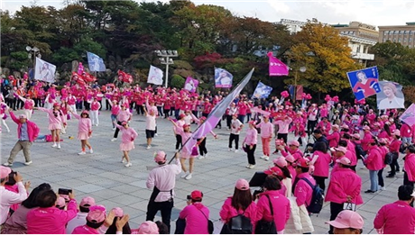 송가인의 콘서트를 응원하기 위해 모인 송가인의 팬클럽 ‘어게인’의 행사 모습. 팬클럽 회원 대부분이 장년층 이상인 것이 확실히 눈에 띈다(사진: 송가인 인스타그램).