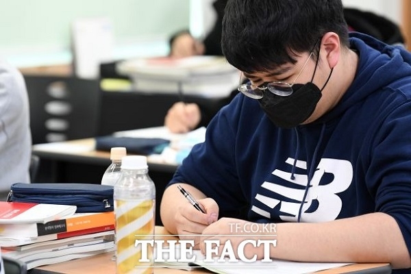 대학교 강의시간에 앉은 여럿 학생들의 모습은 당분간 볼 수 없을지도 모른다(사진: 더 팩트 제공).