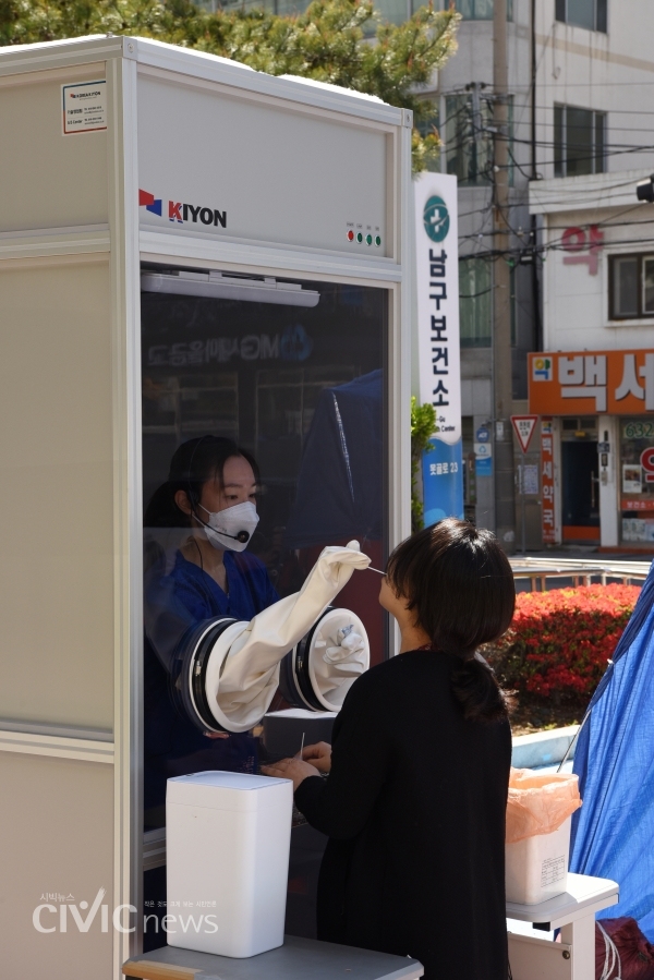 부산 남구보건소에 설치된 '워킹 스루 부스'에서 지난달 초 코로나19 유증상자가 검사를 하고 있다(사진: 부산남구보건소 제공).