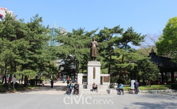 탑골공원 내 손병희 선생 동상(사진: 장원호 박사 제공)