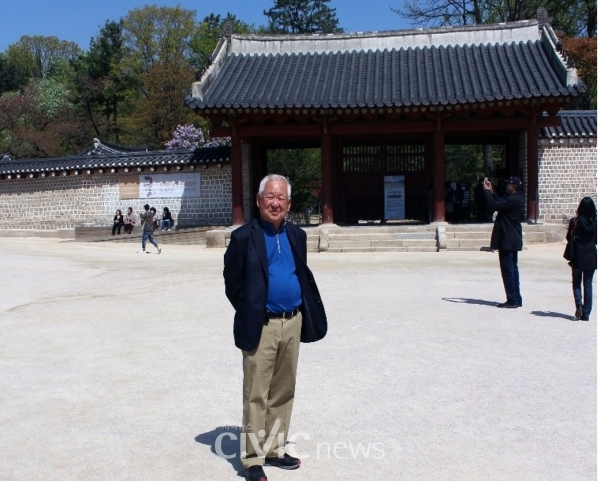 종묘 앞의 필자(사진: 장원호 박사 제공)