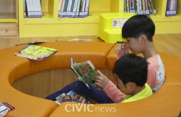 윤동주문확관에서 독서삼매에 빠진 손주들(사진: 장원호 박사 제공)