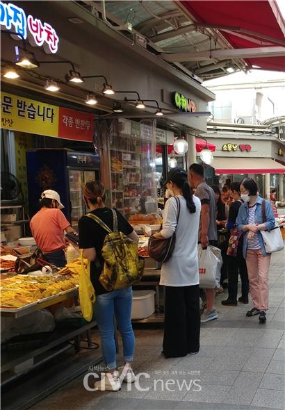 21일 경남 김해시 외동전통시장의 한 반찬가게에서 손님들이 반찬을 사가기 위해 줄을 서고 있다(사진: 취재기자 이동근).