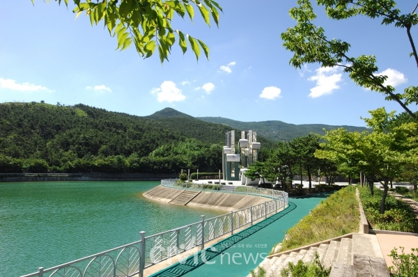 부산 해운대 장산이 구립공원으로 거듭날 것 같다(사진; 장산자락 대천호수 전경, 해운대구청 제공).