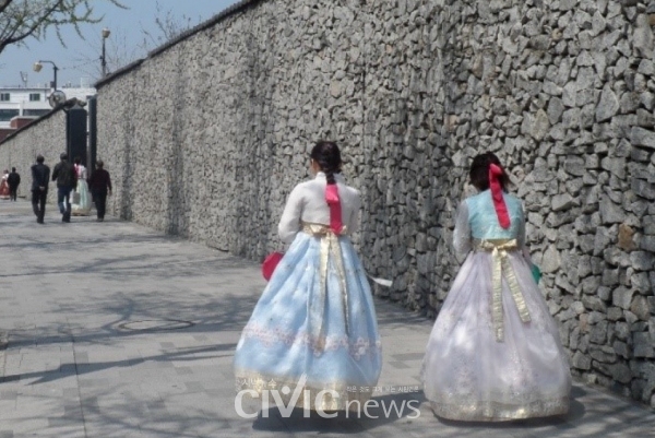 북촌 일대에서 한복을 대여해 입고 다니는 아가씨들(사진: 장원호 박사 제공)