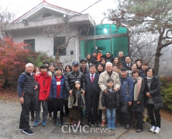 45명에 이르는 형제 내외와 조카들이 모두 모인 가족모임(사진: 장원호 박사 제공).