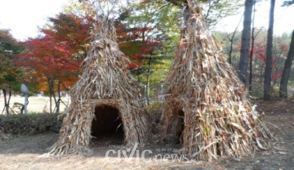 문학관 마당에는 소설 속 주인공들이 소나기를 피해서 머물렀다는 볏단 모형이 있다(사진: 장원호 박사 제공).