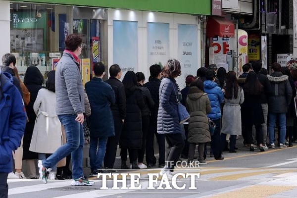 13일부터 약국, 마트, 편의점 등 원하는 곳에서 마스크를 구매할 수 있다(사진: 더 팩트 제공).