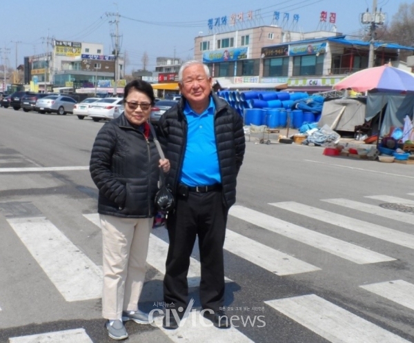 강화도 식당 앞에 선 필자 부부(사진: 장원호 박사 제공)