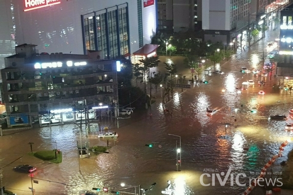 시간당 80mm가 넘는 기록적인 폭우로 부산 곳곳이 침수되는 피해를 입었다(사진: 독자 제공).