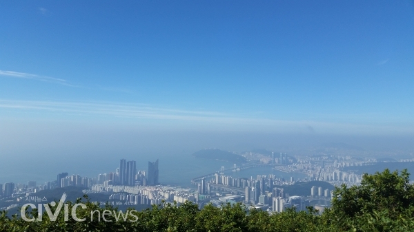 장산 정상부에서 바라본 해운대 일대 전경(사진: 박창희 제공).