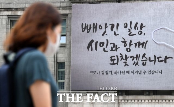 서울·경기 등 수도권을 중심으로 코로나19 확진자가 무서운 속도로 급증하고 있는 가운데 사회적 거리두기 3단계가 시행될 가능성이 높아지고 있다(사진: 더팩트 제공).