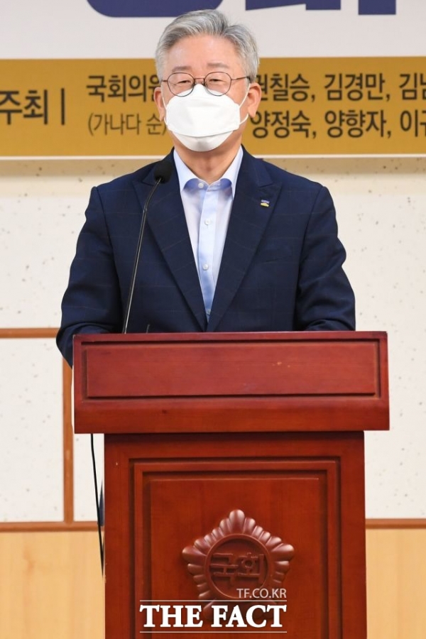 국민 1인당 30만 원의 2차 재난지원금을 지급하자고 주장해온 이재명 경기도지사가 더불어민주당내 일각에서 제기된 선별 지급 방안에 제동을 걸고 나섰다(사진: 더팩트 제공).