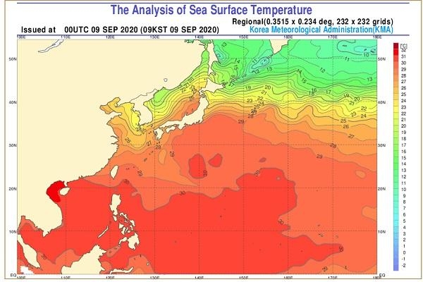 붉게 보이는 서태평양의 넓은 해역이 예년보다 1도 이상 높아져 30도를 웃돌고 있다. 해수면 온도 상승은 태풍 발생 가능성을 높인다(사진: 기상청 제공).