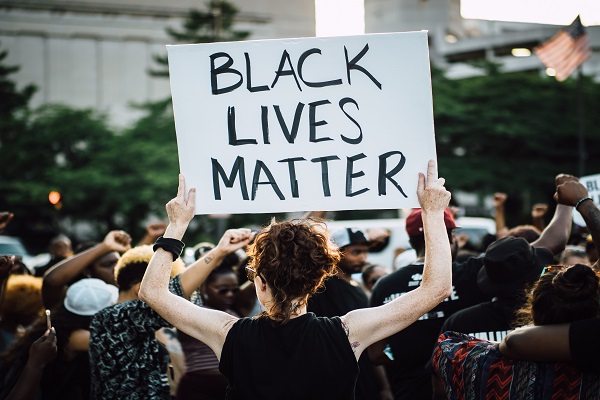 지난 5월 조지 플로이드 사건 이후 발생한 시위에서 한 시민이 'BLACK LIVES MATTER'라는 슬로건을 걸고 시위하고 있다(사진: 구글 무료 이미지).