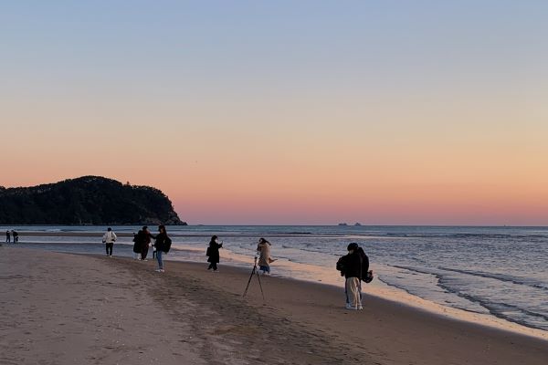 저녁 노을이 질 시간이 되면 언제나 많은 사람들이 노을을 배경 삼아 사진을 찍기 위해 몰린다(사진: 취재기자 이시연).